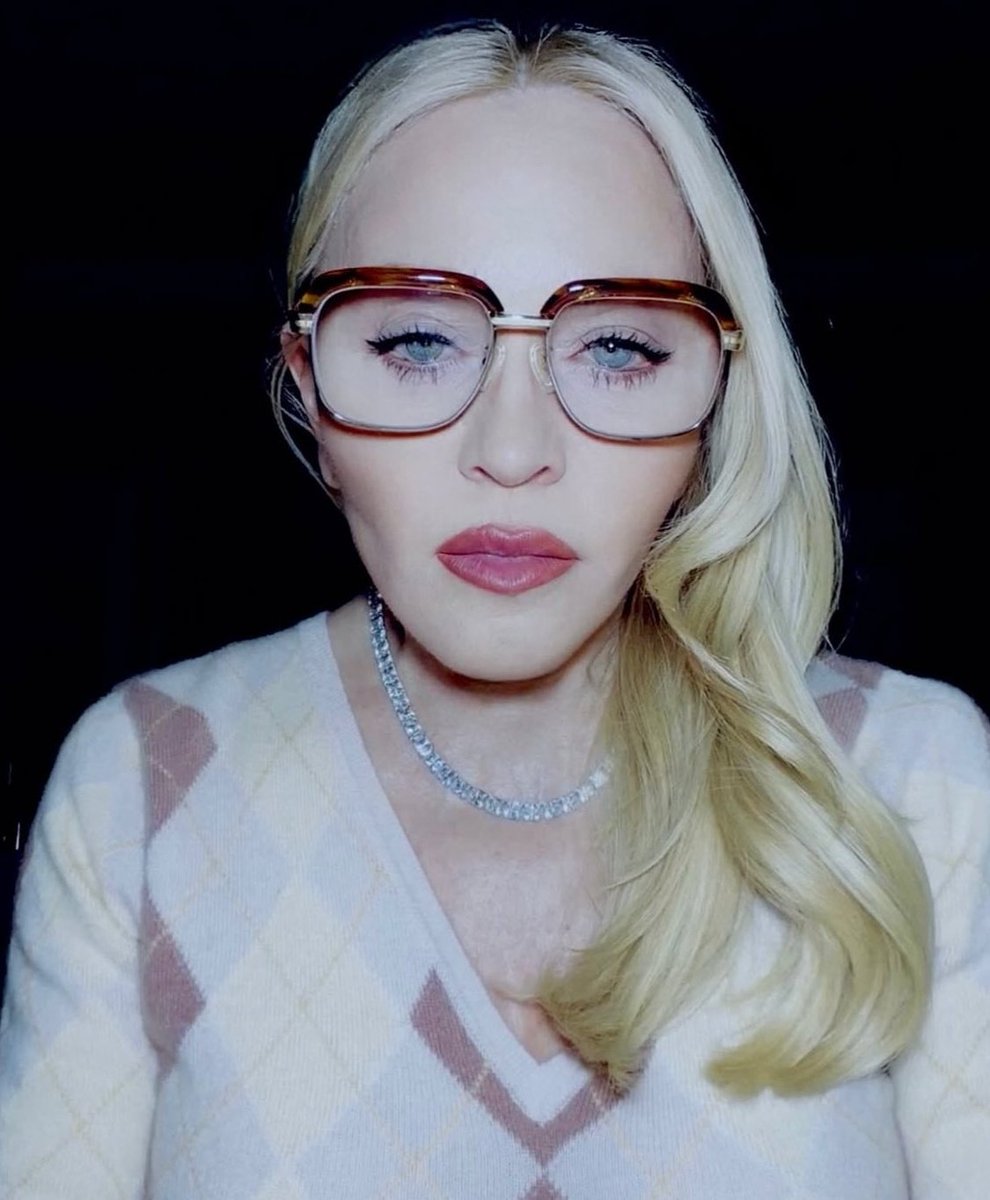 updatecharts's tweet image. Madonna sobre o “Dia Mundial de Luta contra a Aids”:

“Donald Trump anunciou que o Dia Mundial da AIDS não deve mais ser reconhecido. Uma coisa é ordenar que agentes federais deixem de comemorar este dia, mas pedir ao público geral para fingir que ele nunca existiu é ridículo, é…