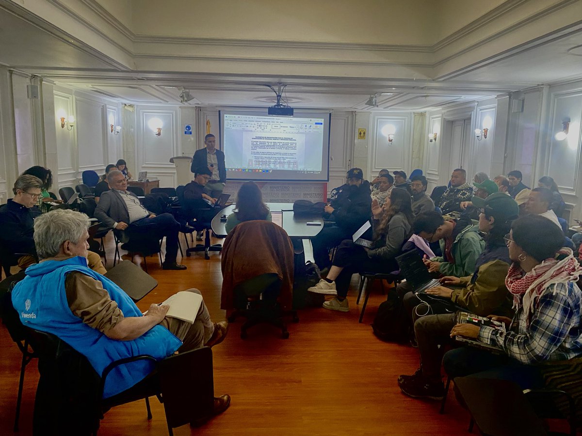 Instalamos la Mesa de Vivienda y Hábitat  de la movilización #AquíEnLaLucha con el Gobierno Nacional.
👉🏽Democratizar la tierra urbana 
👉🏽Fortalecer los pilotos de vivienda auto construida 
👉🏽Banco público de tierras y  constructoras populares 
👉🏽Acceso a servicios públicos