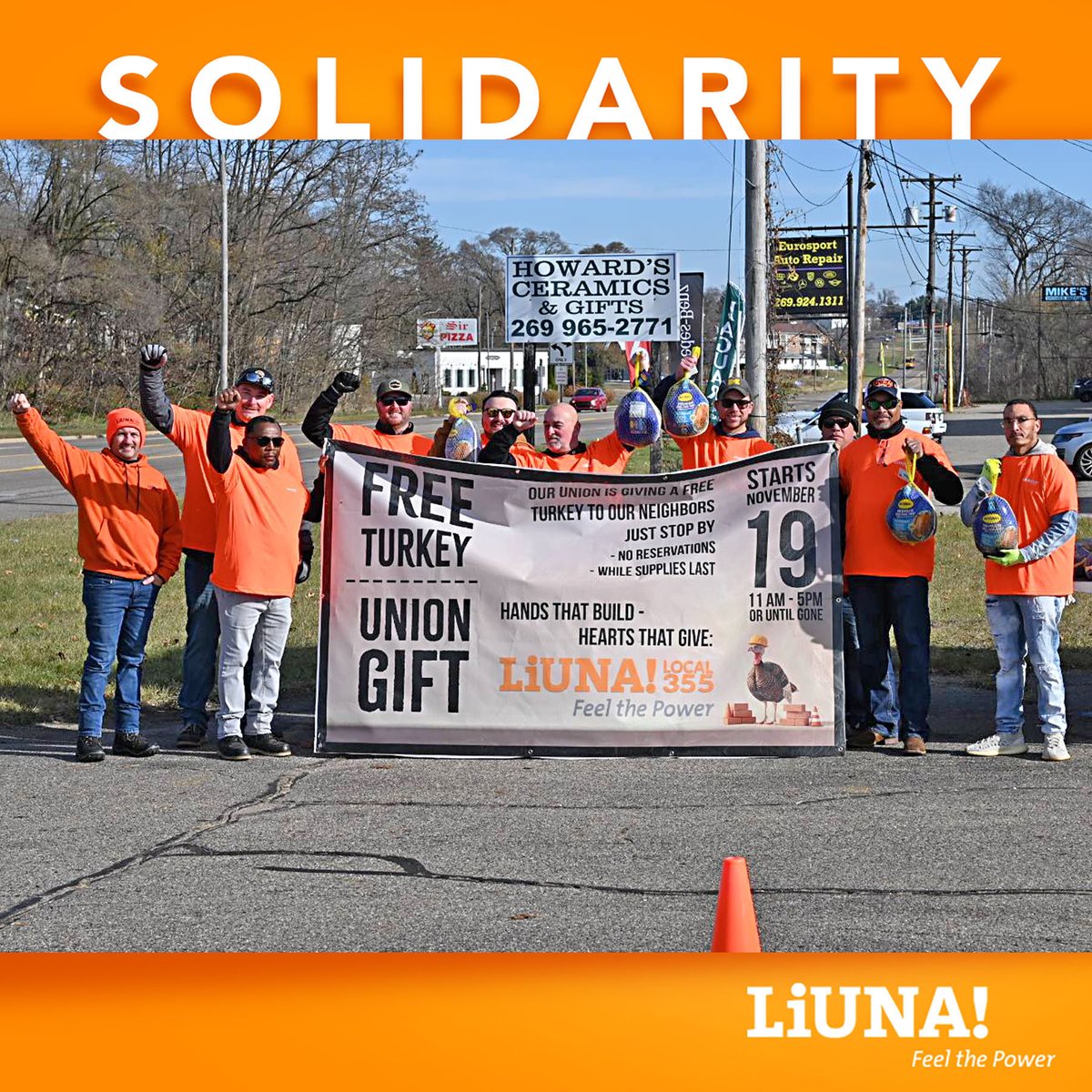 LIUNAmidwest's tweet photo. This is what #Solidarity looks like.
ICYMI: #Laborers Local 355 from Michigan stepped up for their community, giving away 250 turkeys in under an hour at their hall in Battle Creek. That's #LaborersRising!
#Thanksgiving #Local355 #ThankfulForMyUnion #LIUNACares #FeelThePower https://t.co/krblfnbkAj