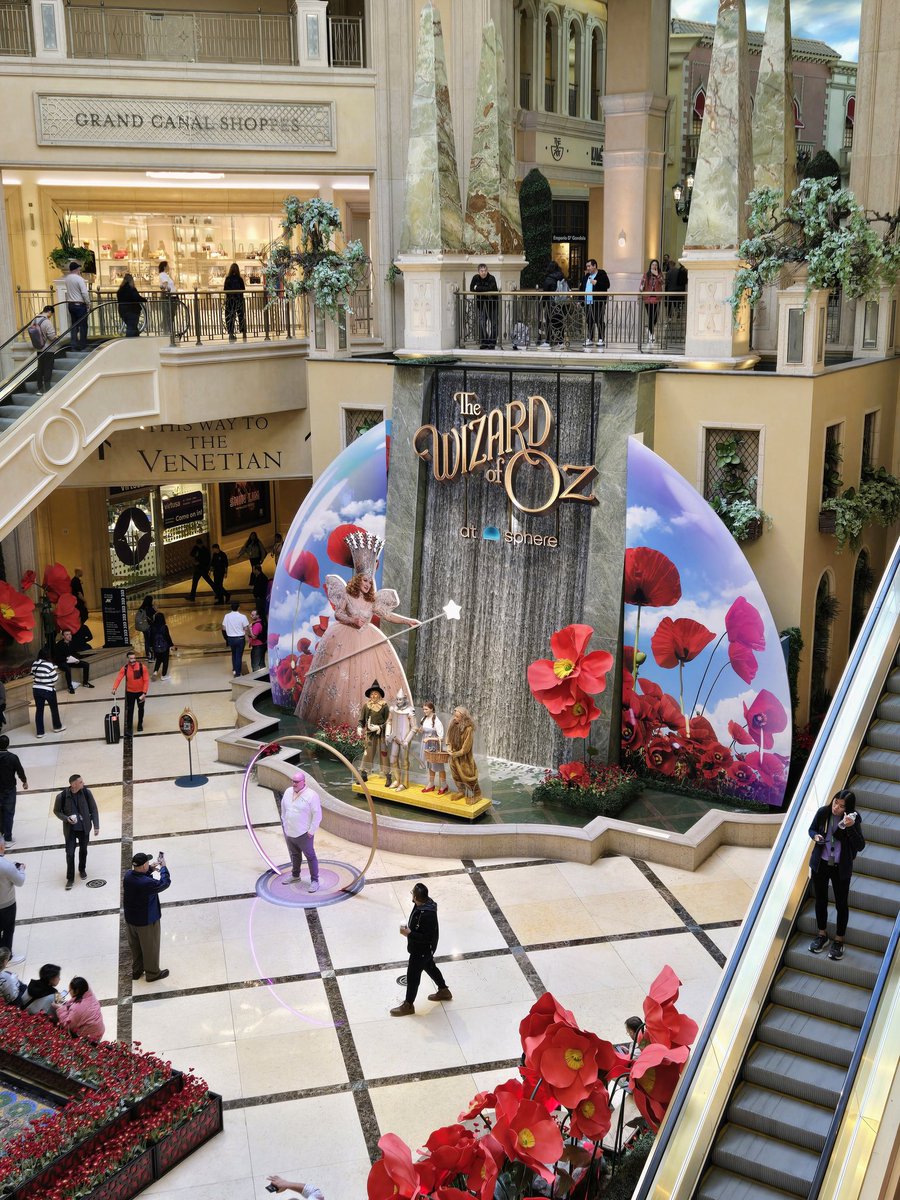 nealunger's tweet image. Activations of #AWSreInvent 2025, an ongoing appreciation. Brands doing cool stuff to show off what they&apos;re doing? We love it.

First off, a non-AWS goodie. @SphereVegas with the Wizard of Oz.