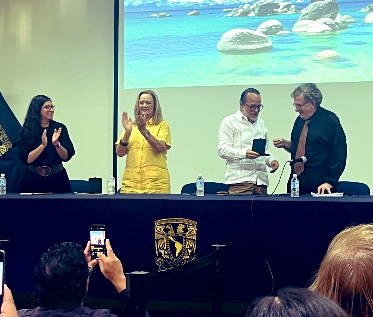 FilosofiaMexico's tweet image. Entrega de la Medalla Fray Alonso de la Veracruz a la Dra. Virginia Aspe Armella y al Dr. Carlos Pereda en el marco del inicio del XXII Congreso Internacional de Filosofía Mexicana de la Asociación Filosófica de México, en Mérida, Yucatán. 1 de diciembre de 2025.