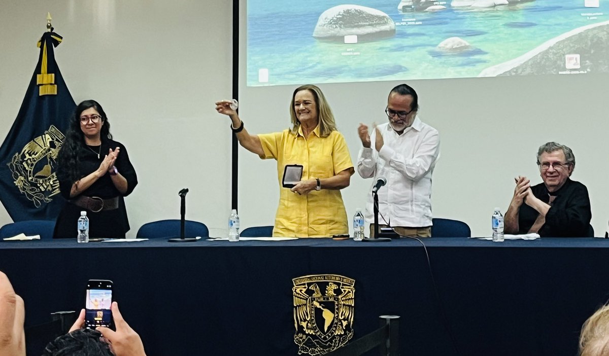 FilosofiaMexico's tweet image. Entrega de la Medalla Fray Alonso de la Veracruz a la Dra. Virginia Aspe Armella y al Dr. Carlos Pereda en el marco del inicio del XXII Congreso Internacional de Filosofía Mexicana de la Asociación Filosófica de México, en Mérida, Yucatán. 1 de diciembre de 2025.
