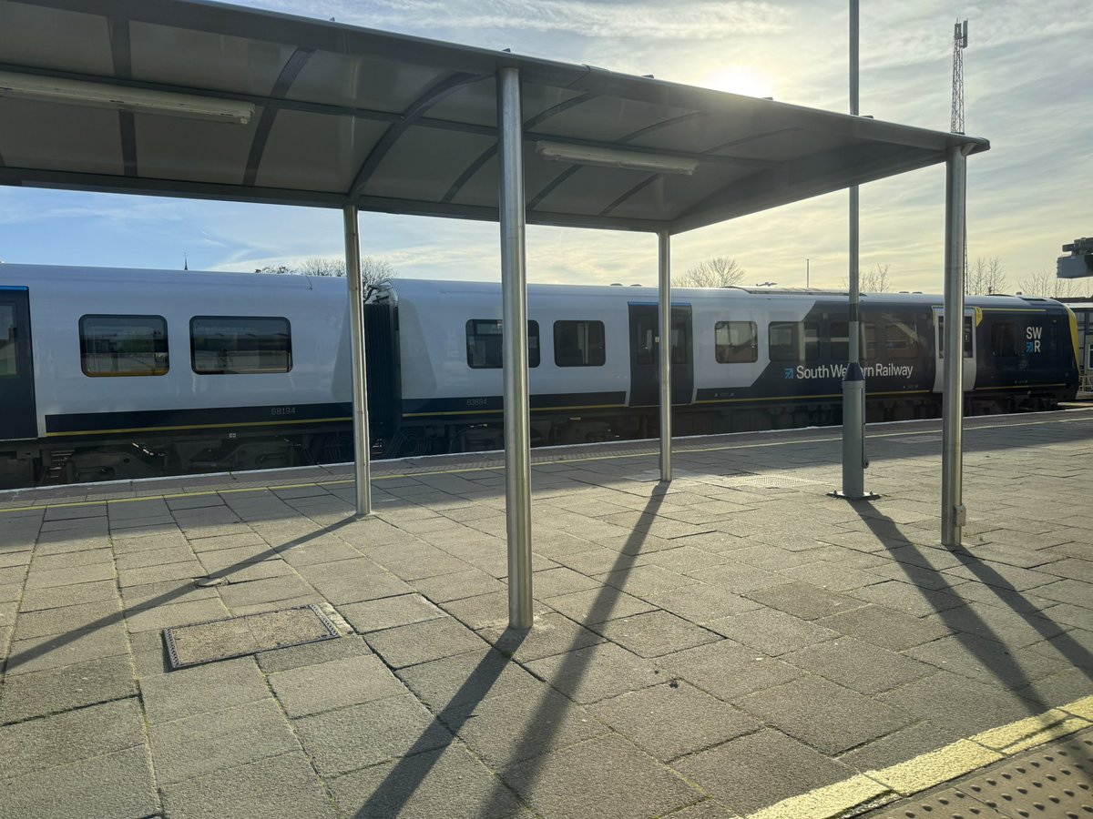 OllieGoddardGsy's tweet image. Train window art.

#AlphabetChallenge #WeekWforWindows