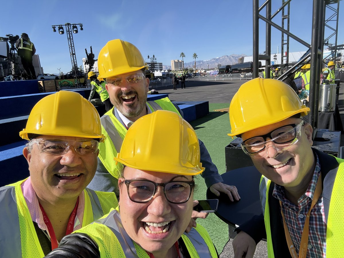 lizkmiller's tweet image. What&apos;s the best way to start your road thru #AWSreInvent? Start with good friends and fellow troublemakers. Love these fabulous faces. And yes. We are wearing protective gear. It&apos;s wild out here!!!