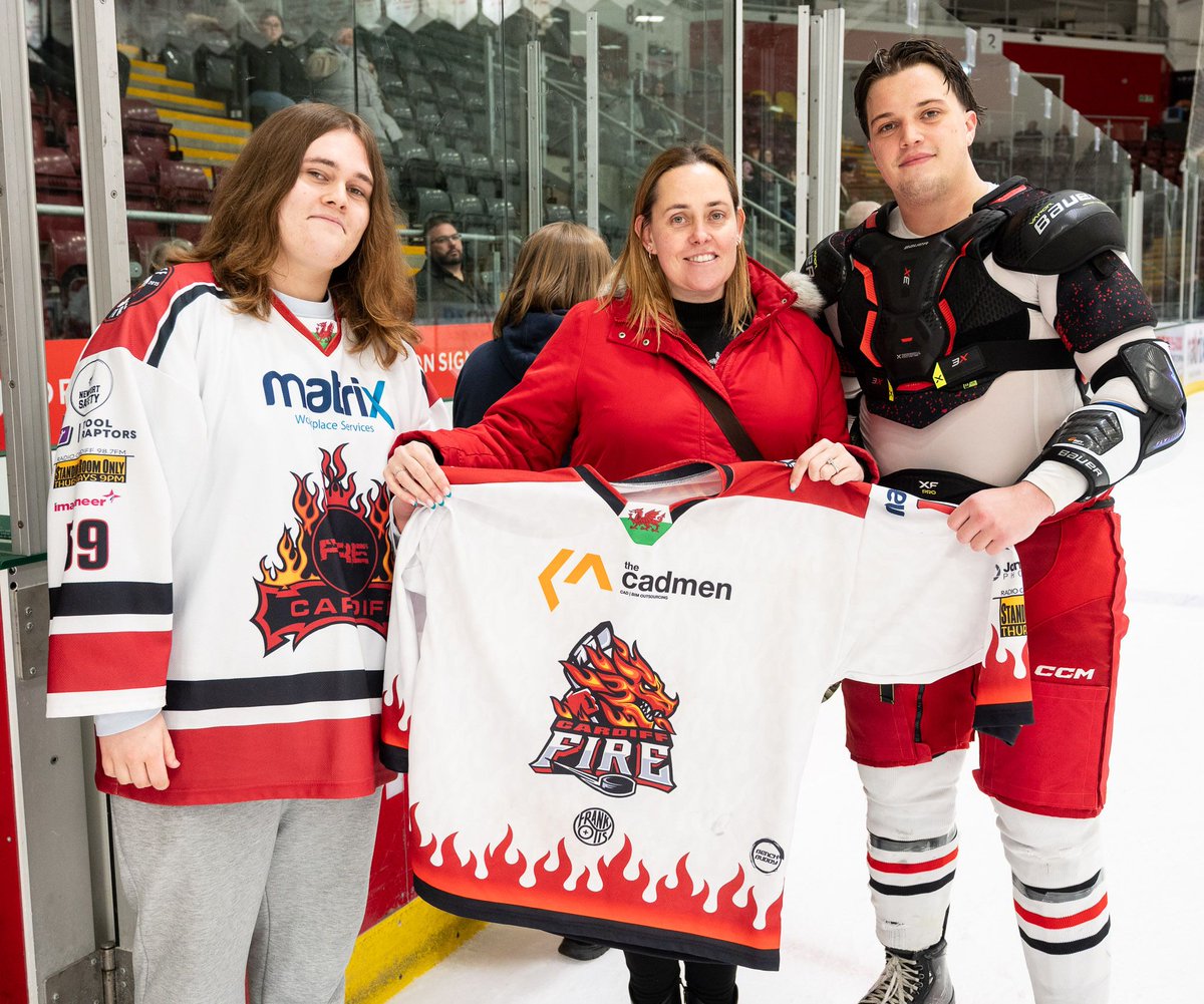 Congratulations to 𝗦𝗵𝗶𝗿𝘁 𝗢𝗳𝗳 𝗧𝗵𝗲𝗶𝗿 𝗕𝗮𝗰𝗸 winners Tracey and Charlie Ball who took home the game-worn jersey of defenceman #18 Jasper Quinn 🔥👕🙌