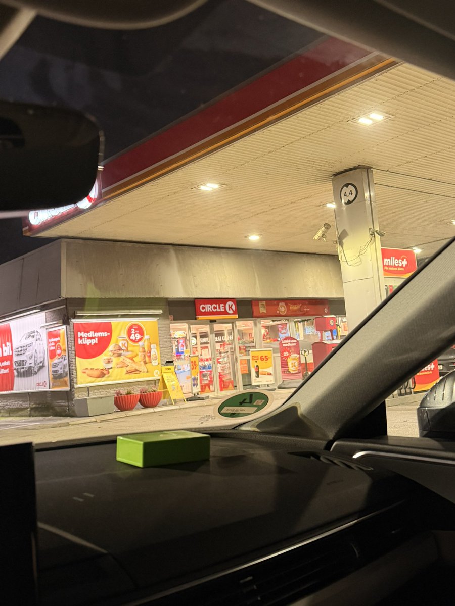 Der Circle K Mitarbeiter hat uns über Snus beraten (Schweden Psychose)