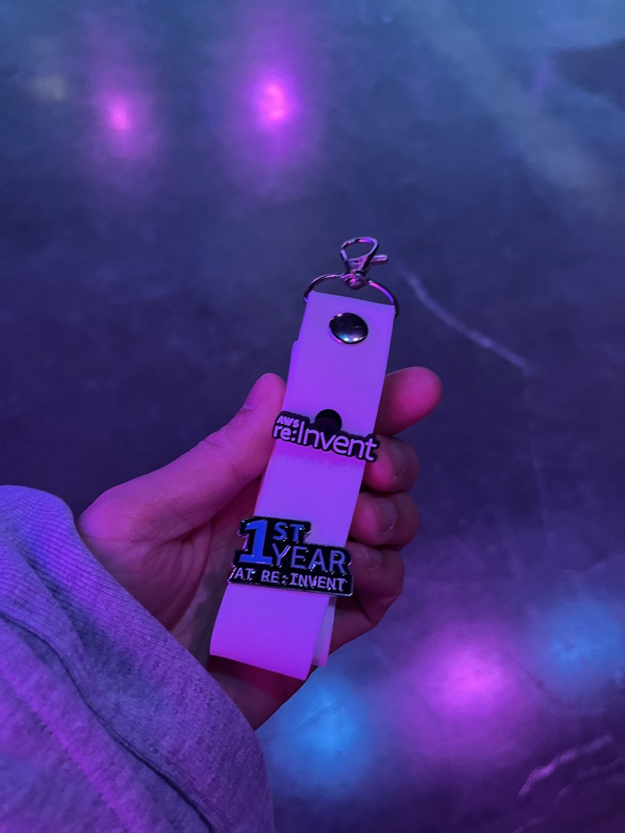 y5347M's tweet image. パーカーとバッジゲットしました
reinvent1ねんせい
#AWSreInvent