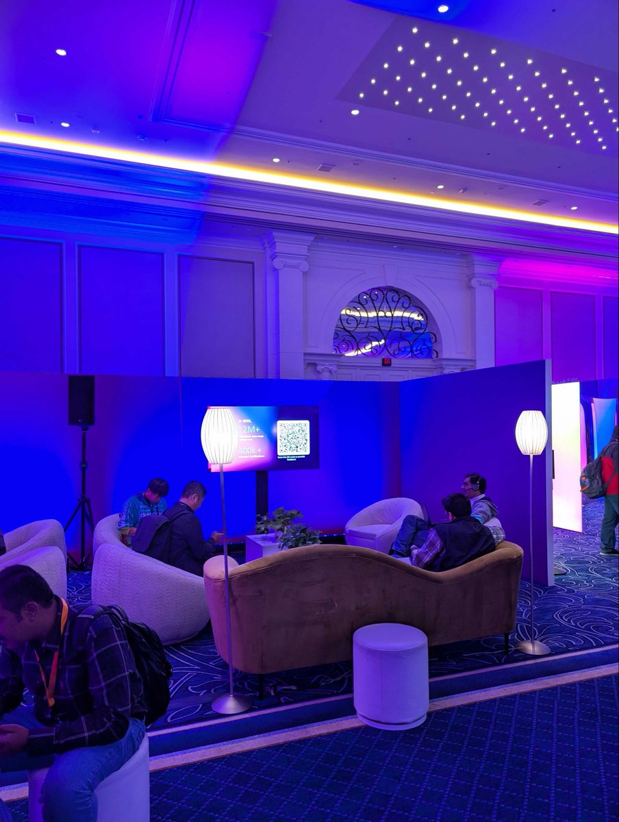 CBTNuggets's tweet image. Our team loved checking out the Certification Lounge 🙌 #AWSreInvent
