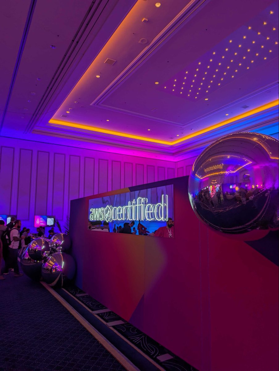 CBTNuggets's tweet image. Our team loved checking out the Certification Lounge 🙌 #AWSreInvent