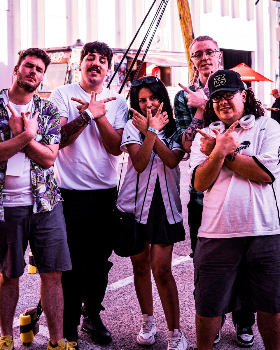 TemporadaJuegos's tweet photo. ¡LOS HOSTS DE LA TDJ FEST EN ACCIÓN! 👥

El momento del SHOWTIME en el Centro Costa Salguero fue acompañado por nuestros queridísimos hosts, @rocioregue y @lyssan_m 🙌

Dejale tu mensaje a nuestros hosts favoritos 👀

🫂 #TDJFest25 @tecweekar @BAinGame 🫂 https://t.co/JqUNgX5WL7