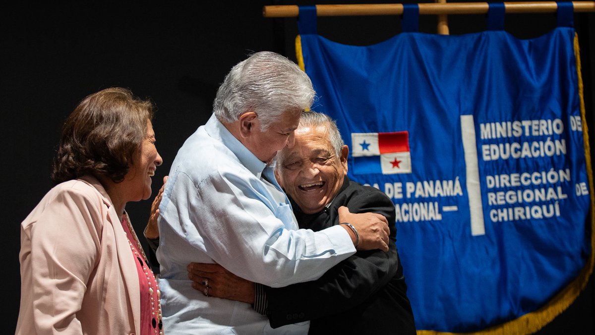 JoseRaulMulino's tweet photo. Hoy celebramos a los maestros,  panameños que cada día siembran valores, disciplina y futuro en nuestros estudiantes. Los grandes maestros, como los que me acompañan en la foto, te marcan la vida e inspiran nuestros pasos. Quiero agradecer a cada docente que, con vocación y carácter, guía a nuestros niños y jóvenes hacia un mañana con más oportunidades. 🇵🇦