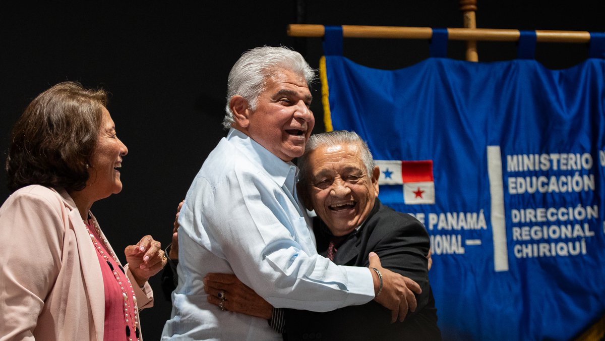 Hoy celebramos a los maestros,  panameños que cada día siembran valores, disciplina y futuro en nuestros estudiantes. Los grandes maestros, como los que me acompañan en la foto, te marcan la vida e inspiran nuestros pasos. Quiero agradecer a cada docente que, con vocación y