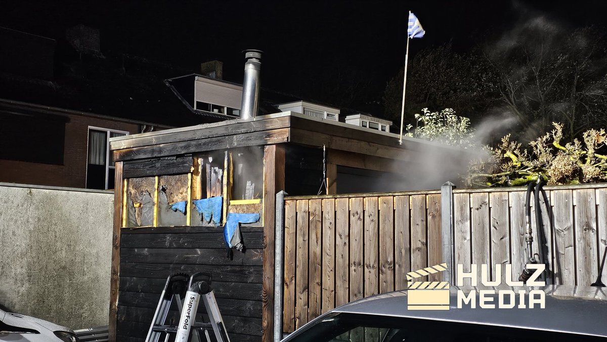 Uitslaande brand in bijgebouw aan de Hegenbos in Wezep snel onder controle