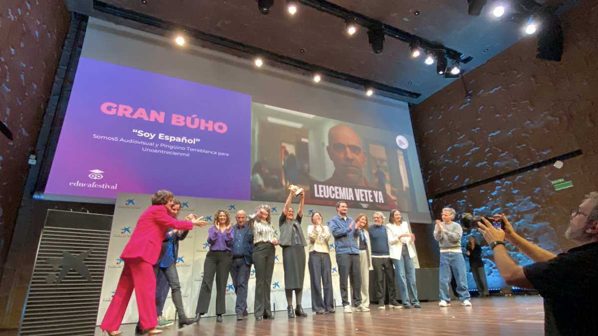 progpublicidad's tweet photo. #GalaPremiosBúho #Educafestival,    @SigueEducafestivalenprogramapublicidad, -Premio Gran Búho. GANADOR: Campaña “Soy Español” de Somos5 y Pingüino Torreblanca para la Fundación Unoentrecienmil.  Enhorabuena"! https://t.co/2YTg6j4szc