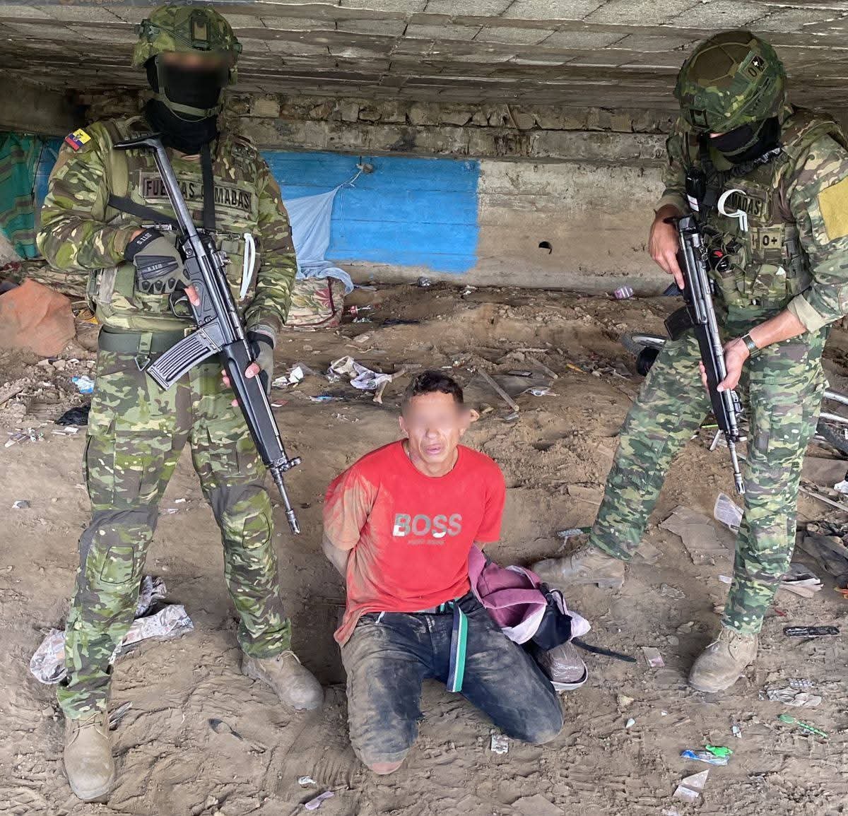 Informatech_ec's tweet image. #ATENCIÓN Alias ‘Gago’, integrante de Los Lobos y objetivo de alto valor, fue capturado en Babahoyo durante un operativo militar. Según autoridades, estaba ligado a sicariato, extorsión, cobro de vacunas y narcotráfico, y registra asesinato en 2021.

#Noticia