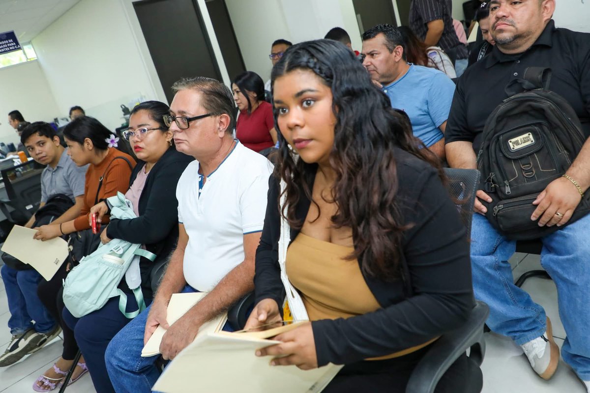 elministroSv2's tweet photo. "De esta manera se desarrolla el #LunesDeEmpleo 
Cada vez más personas confian en este exitosos programa  
Todas las personas que asisten, llegan con la esperanza de obtener un trabajo " 

Ministro de Trabajo @RolandoCastroSv https://t.co/3Zfx66eiGB