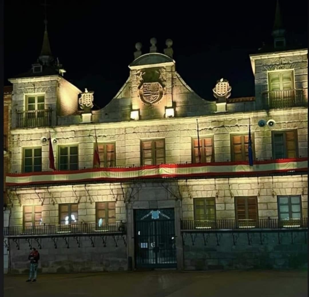 Este fin de semana, la Cúpula del Milenio en Valladolid y el Ayuntamiento de Medina del Campo estaban iluminados de amarillo. Ambas son ciudades por la Vida, contra la pena de muerte. <a href="/AyuntamientoMDC/">Ayto. MedinadelCampo</a> <a href="/AyuntamientoVLL/">Ayto. de Valladolid</a> <a href="/DiputacionVa/">DiputacionValladolid</a>