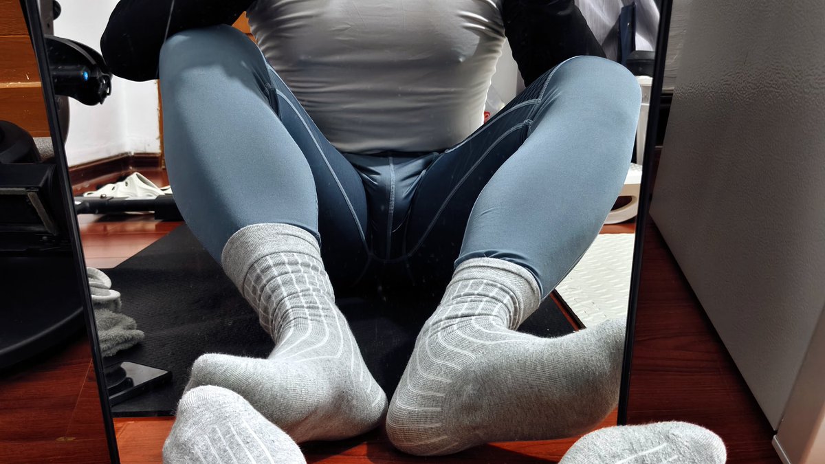 买了新高弹 👉👈
但是这个真的是灰色吗感觉都偏蓝了
还有这个袜子不吸汗真的很凑 
虽然挺喜欢这双