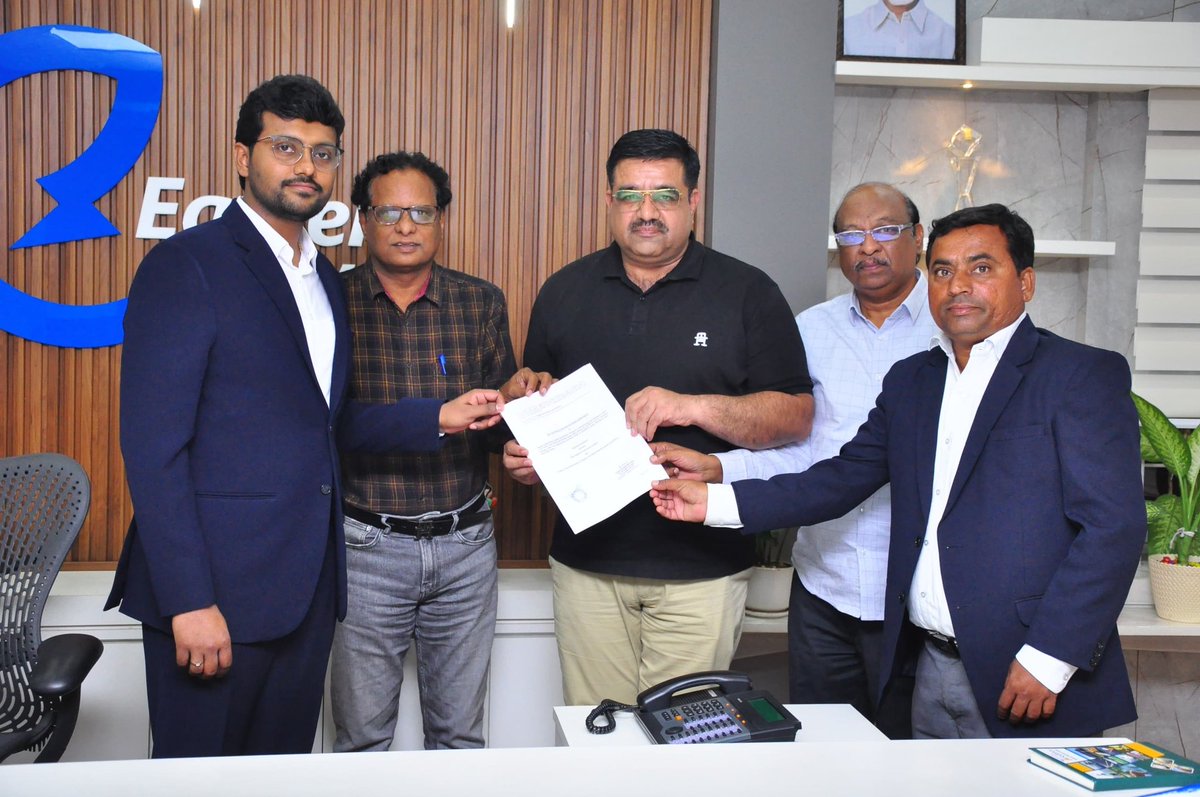 ap_epdcl's tweet image. ఎస్‌ సీ, ఎస్‌ టి గృహాల సోలరైజేషన్ కు ఏపీఈపీడీసీఎల్ ఒప్పందం

ఎస్ సీ, ఎస్ టి గృహాలపై రూఫ్‌టాప్ సోలార్ ప్లాంట్ల ఏర్పాటు కోసం ఏపీఈపీడీసీఎల్ సంస్థ సద్భవ్ ఫ్యూచర్ టెక్ లిమిటెడ్‌తో ఒప్పందం కుదుర్చుకుంది. ఈ కార్యక్రమం సోమవారం ఏపీఈపీడీసీఎల్ కార్పొరేట్ కార్యాలయంలో జరిగింది. సంస్థ సీఎండి…