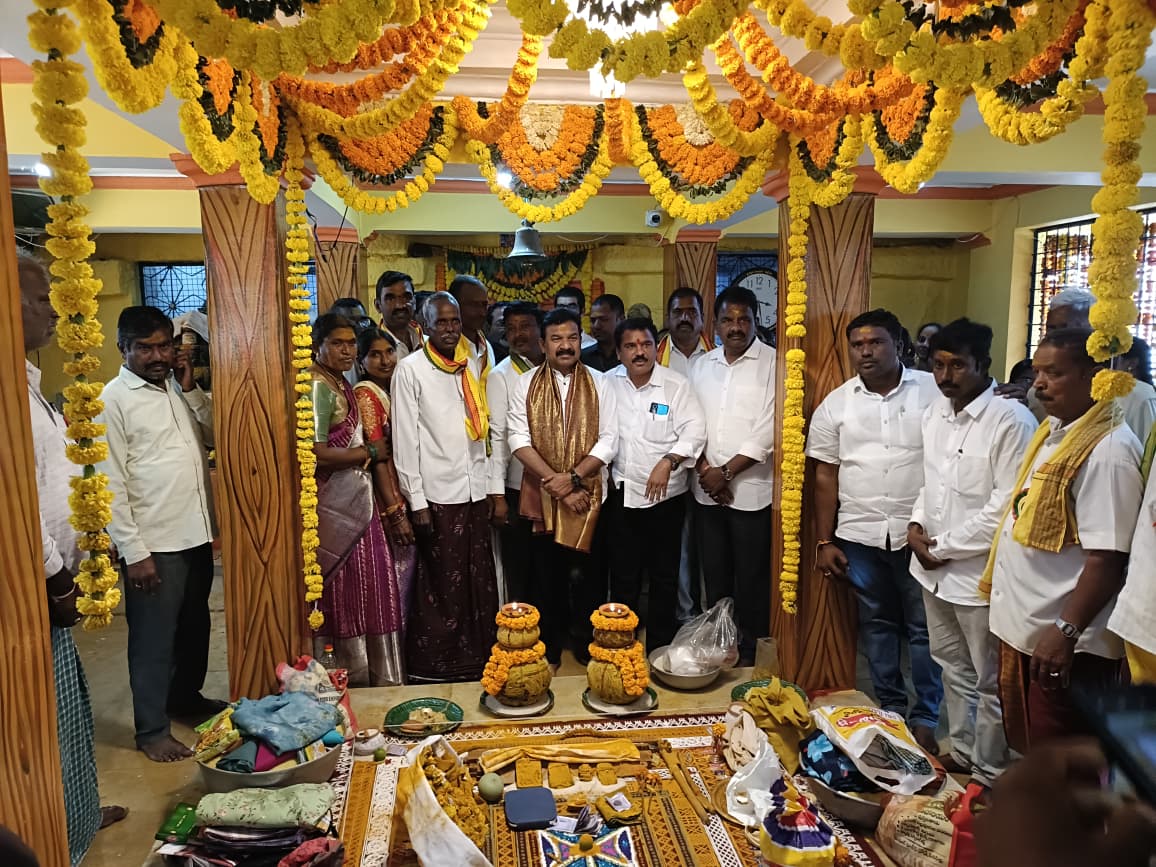 DrKavvampally's tweet image. మానకొండూర్ నియోజకవర్గం, ఇల్లంతకుంట మండలం, తాళ్లపల్లి గ్రామంలోని శ్రీ మల్లిఖార్జున స్వామి ఆలయంలో ప్రత్యేక పూజల్లో పాల్గొన్న గౌరవ మానకొండూర్ నియోజకవర్గ శాసనసభ్యులు డా.కవ్వంపల్లి సత్యనారాయణ గారు. 
#AdminPost #Teamkavvampally