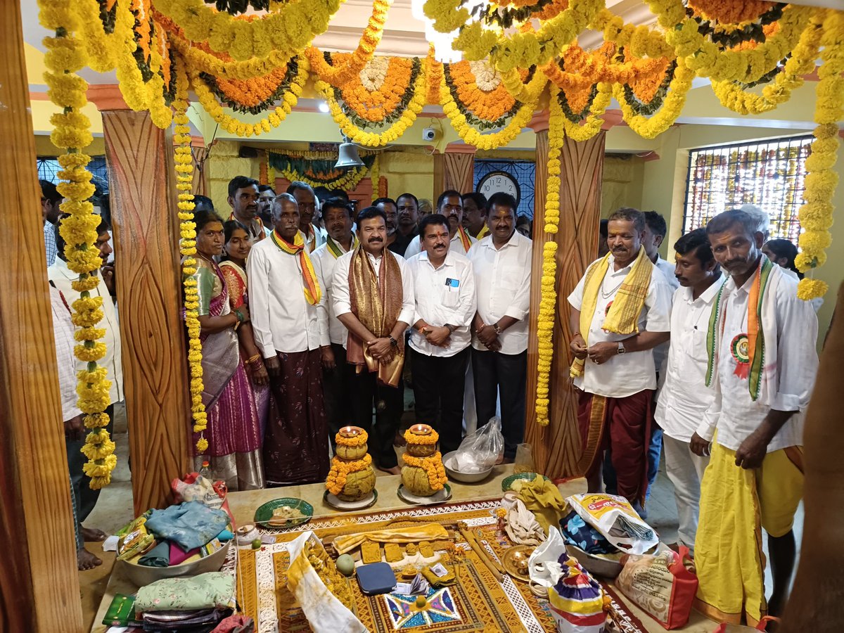 DrKavvampally's tweet image. మానకొండూర్ నియోజకవర్గం, ఇల్లంతకుంట మండలం, తాళ్లపల్లి గ్రామంలోని శ్రీ మల్లిఖార్జున స్వామి ఆలయంలో ప్రత్యేక పూజల్లో పాల్గొన్న గౌరవ మానకొండూర్ నియోజకవర్గ శాసనసభ్యులు డా.కవ్వంపల్లి సత్యనారాయణ గారు. 
#AdminPost #Teamkavvampally