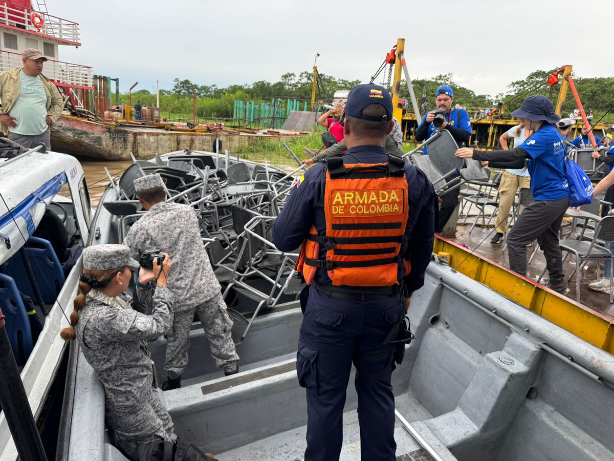 💙⚓️ El Grupo de Guardacostas de la Amazonía Junto a la Fuerza Aeroespacial Colombiana y <a href="/MinutodeDios/">Corporación Organización El Minuto de Dios</a>  participó en una jornada de Acción Integral en la comunidad La Milagrosa, sobre el río Amazonas, donde fueron entregados 35 pupitres, además de juguetes y ropa infantil🎒📚🎁