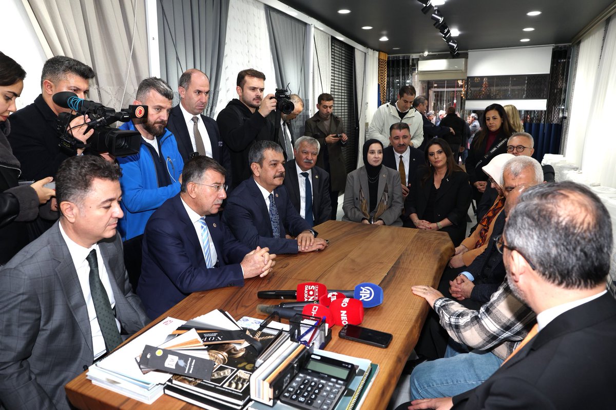 erolkeles23's tweet photo. 📍İzmir | Kemeraltı

Engelli Bireylerin Sorunlarını Araştırma Komisyonu olarak; Komisyon Başkanımız Sn. Muharrem Kasapoğlu ve milletvekili arkadaşlarımızla birlikte;

Tarihi Kemeraltı Çarşısı’nda engelli esnaflarımızı ziyaret ederek kendileriyle hasbihal ettik. 

Üretme gayretleri, çalışma azimleri ve gösterdikleri güçlü duruş; emeğin ve mücadelenin ne kadar kıymetli olduğunu bir kez daha hatırlattı.

Nazik misafirperverlikleri için tüm esnaflarımıza teşekkür ediyor, çalışmalarında kolaylıklar diliyorum.

@TBMMresmi @kasapoglu