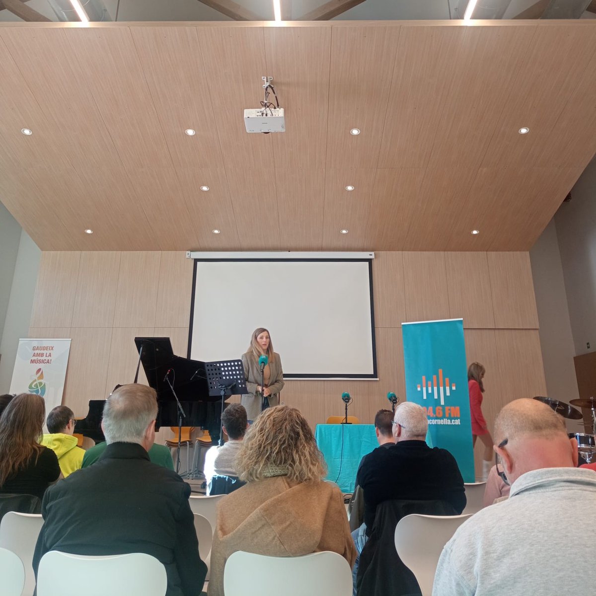 🥳Dissabte passat vam ser a l'acte especial de <a href="/radiocornella/">Ràdio Cornellà</a> a l'Escola Municipal de Música Roser Cabanas.

🫂Durant el matí van gravar un programa ple d'humor per presentar la temporada radiofònica 25/26 i reconèixer la tasca de totes les persones voluntàries.
