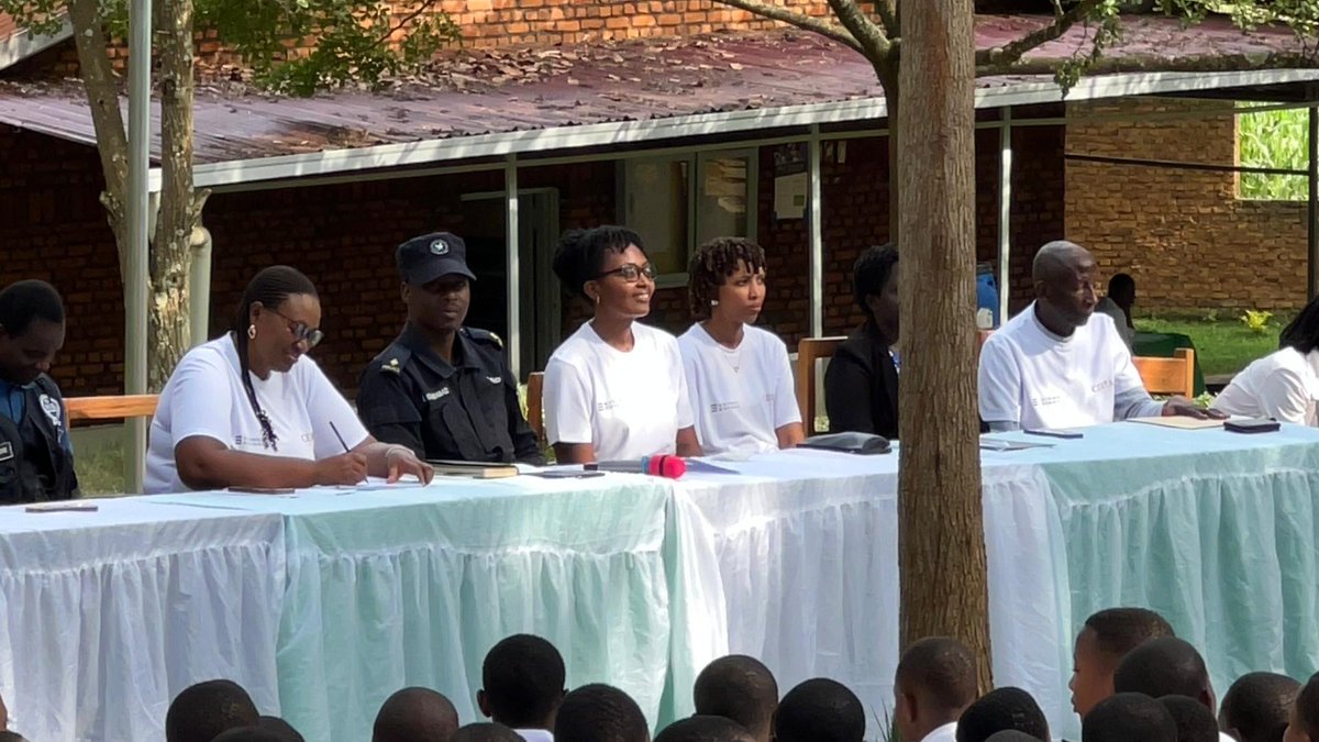 _CJA__'s tweet photo. In partnership with @KvinnaKvinnaINT &amp; @NyagatareDistr we were at Rukomo Secondary School as a part of our #16DaysOfActivism awareness campaign. Students were taught the different forms of GBV, how to prevent it within their families &amp; where to report any incidents they may face. https://t.co/RYNqkTMt2y