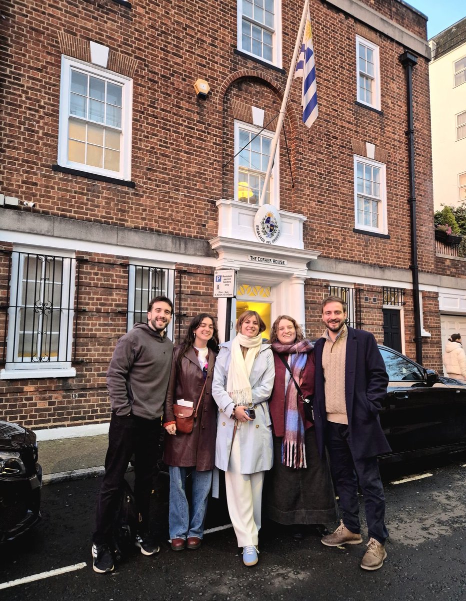 Los becarios <a href="/CheveningFCDO/">Chevening Awards🇬🇧</a> que están estudiando maestrías en 🇬🇧 se reunieron con el embajador 🇺🇾<a href="/lhbermudez/">Luis Bermúdez</a> en su Residencia.