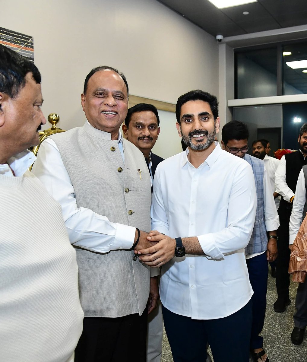 Swathireddytdp's tweet photo. మన మంగళగిరి గుంటూరు మిర్చీ లోకేశ్ కు ఢిల్లీ చలి తగలడం లేదు!

అంతా స్వెట్టర్లు, హాఫ్ కోట్లలో ఉన్నారు, లోకేశ్ కనకమేడల గారు తప్ప!

***

ఢిల్లీ చేరుకున్న విద్య, ఐటి శాఖల మంత్రి నారా లోకేష్.

మంత్రులు లోకేష్, అనిత లకు స్వాగతం పలికిన కేంద్ర మంత్రి రామ్మోహన్ నాయుడు, ఎంపీలు 
వేమిరెడ్డి ప్రభాకర్ రెడ్డి, సానా సతీష్, కేశినేని శివనాథ్, అప్పల నాయుడు, బస్తిపాటి నాగరాజు, భరత్, లావు కృష్ణదేవరాయలు, పార్థసారధి, అంబికా లక్ష్మీనారాయణ, దగ్గుమల్ల ప్రసాద్ రావు, టిడిపి సీనియర్ నేతలు కంభంపాటి రామ్మోహన్ రావు, కనకమేడల రవీంద్ర కుమార్.

రేపు పార్లమెంట్ లో కేంద్ర మంత్రులు అమిత్ షా, శివరాజ్ సింగ్ చౌహాన్ ను కలవనున్న మంత్రులు లోకేష్, అనిత.

మొంథా తుఫాను ప్రభావం వలన జరిగిన నష్టం అంచనా సమగ్ర నివేదికను కేంద్ర మంత్రులు అమిత్ షా, శివరాజ్ సింగ్ చౌహాన్ కు అందించనున్న మంత్రి నారా లోకేష్, అనిత..
#NaraLokesh 
#Delhi