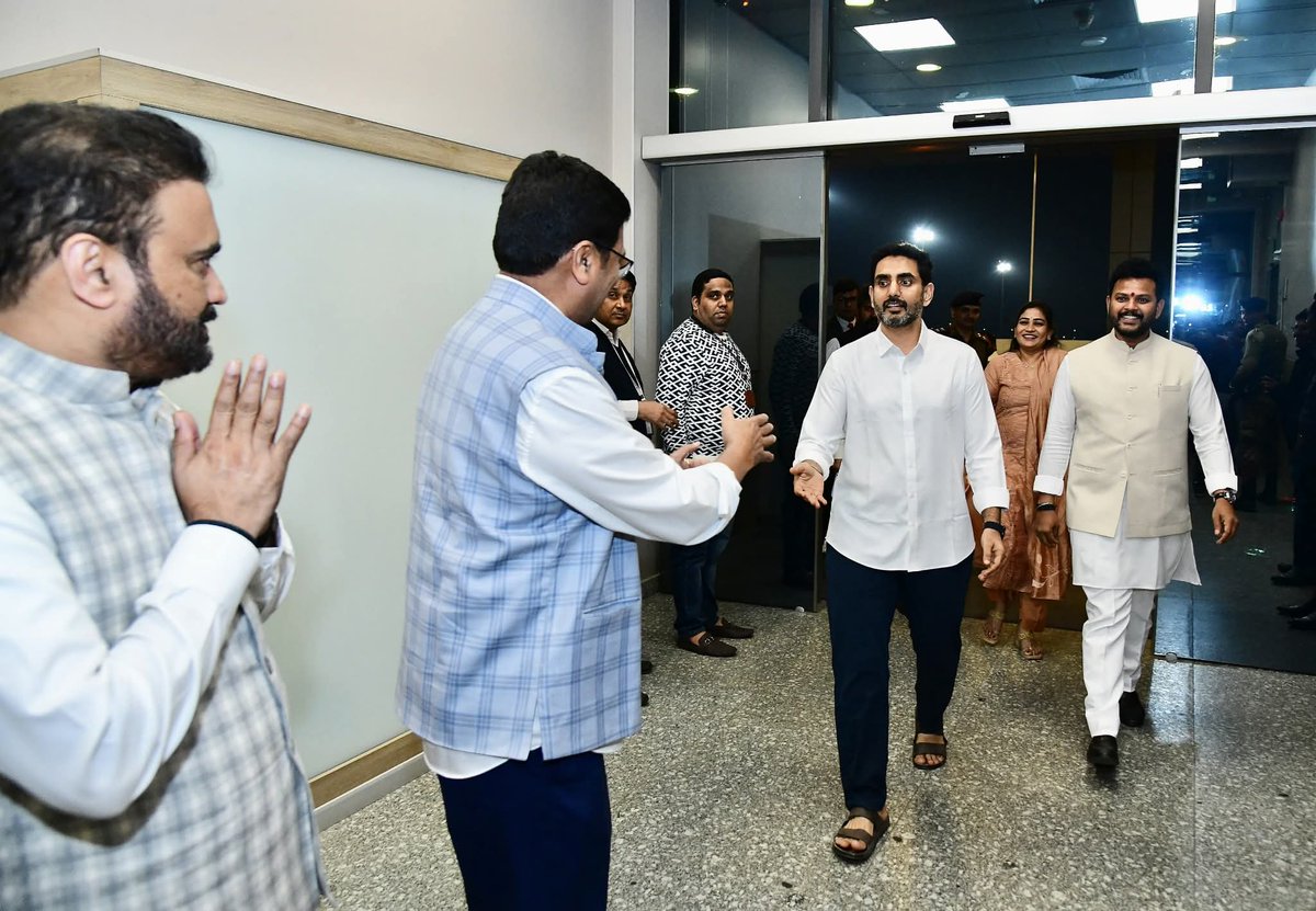 Swathireddytdp's tweet photo. మన మంగళగిరి గుంటూరు మిర్చీ లోకేశ్ కు ఢిల్లీ చలి తగలడం లేదు!

అంతా స్వెట్టర్లు, హాఫ్ కోట్లలో ఉన్నారు, లోకేశ్ కనకమేడల గారు తప్ప!

***

ఢిల్లీ చేరుకున్న విద్య, ఐటి శాఖల మంత్రి నారా లోకేష్.

మంత్రులు లోకేష్, అనిత లకు స్వాగతం పలికిన కేంద్ర మంత్రి రామ్మోహన్ నాయుడు, ఎంపీలు 
వేమిరెడ్డి ప్రభాకర్ రెడ్డి, సానా సతీష్, కేశినేని శివనాథ్, అప్పల నాయుడు, బస్తిపాటి నాగరాజు, భరత్, లావు కృష్ణదేవరాయలు, పార్థసారధి, అంబికా లక్ష్మీనారాయణ, దగ్గుమల్ల ప్రసాద్ రావు, టిడిపి సీనియర్ నేతలు కంభంపాటి రామ్మోహన్ రావు, కనకమేడల రవీంద్ర కుమార్.

రేపు పార్లమెంట్ లో కేంద్ర మంత్రులు అమిత్ షా, శివరాజ్ సింగ్ చౌహాన్ ను కలవనున్న మంత్రులు లోకేష్, అనిత.

మొంథా తుఫాను ప్రభావం వలన జరిగిన నష్టం అంచనా సమగ్ర నివేదికను కేంద్ర మంత్రులు అమిత్ షా, శివరాజ్ సింగ్ చౌహాన్ కు అందించనున్న మంత్రి నారా లోకేష్, అనిత..
#NaraLokesh 
#Delhi