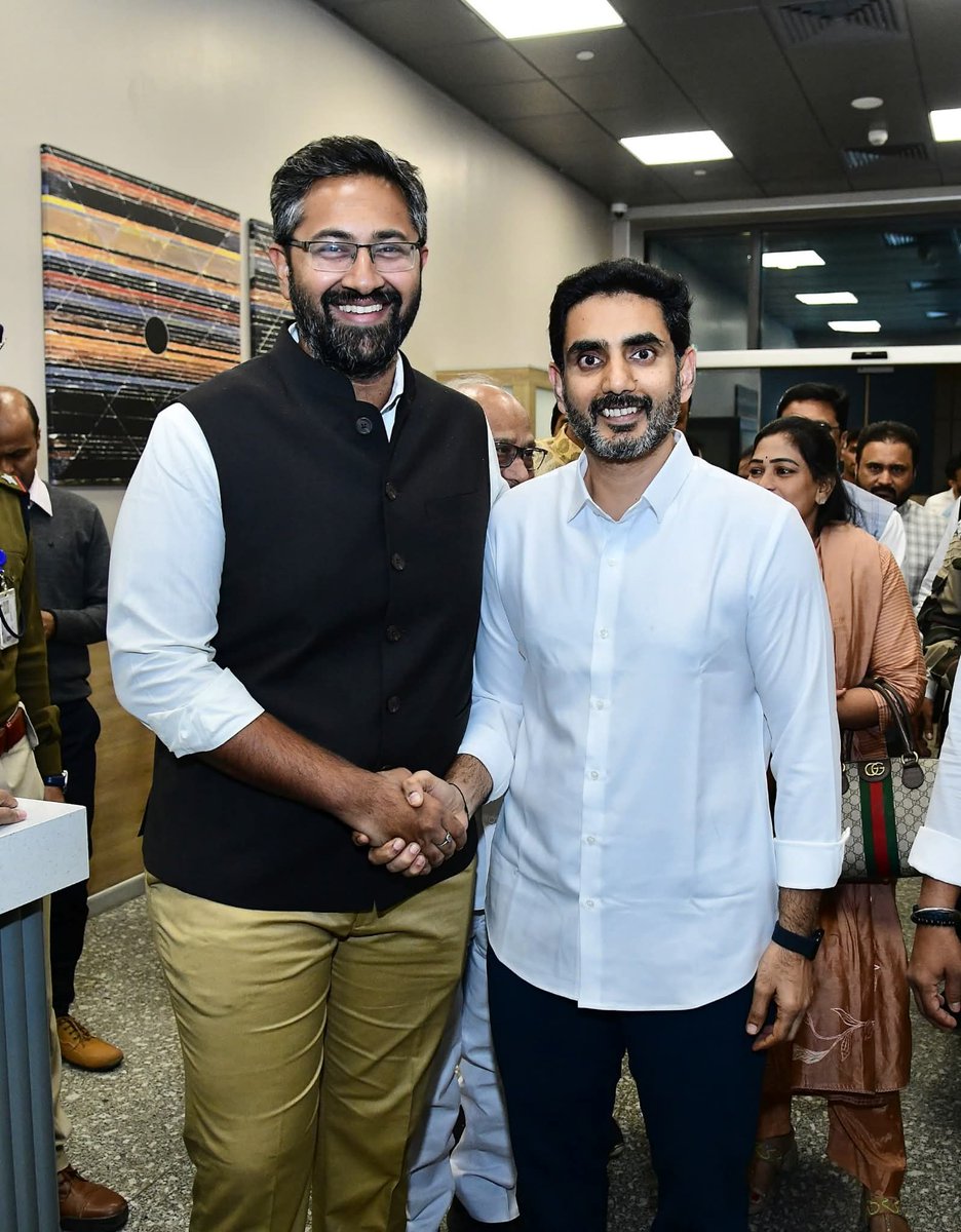 Swathireddytdp's tweet photo. మన మంగళగిరి గుంటూరు మిర్చీ లోకేశ్ కు ఢిల్లీ చలి తగలడం లేదు!

అంతా స్వెట్టర్లు, హాఫ్ కోట్లలో ఉన్నారు, లోకేశ్ కనకమేడల గారు తప్ప!

***

ఢిల్లీ చేరుకున్న విద్య, ఐటి శాఖల మంత్రి నారా లోకేష్.

మంత్రులు లోకేష్, అనిత లకు స్వాగతం పలికిన కేంద్ర మంత్రి రామ్మోహన్ నాయుడు, ఎంపీలు 
వేమిరెడ్డి ప్రభాకర్ రెడ్డి, సానా సతీష్, కేశినేని శివనాథ్, అప్పల నాయుడు, బస్తిపాటి నాగరాజు, భరత్, లావు కృష్ణదేవరాయలు, పార్థసారధి, అంబికా లక్ష్మీనారాయణ, దగ్గుమల్ల ప్రసాద్ రావు, టిడిపి సీనియర్ నేతలు కంభంపాటి రామ్మోహన్ రావు, కనకమేడల రవీంద్ర కుమార్.

రేపు పార్లమెంట్ లో కేంద్ర మంత్రులు అమిత్ షా, శివరాజ్ సింగ్ చౌహాన్ ను కలవనున్న మంత్రులు లోకేష్, అనిత.

మొంథా తుఫాను ప్రభావం వలన జరిగిన నష్టం అంచనా సమగ్ర నివేదికను కేంద్ర మంత్రులు అమిత్ షా, శివరాజ్ సింగ్ చౌహాన్ కు అందించనున్న మంత్రి నారా లోకేష్, అనిత..
#NaraLokesh 
#Delhi