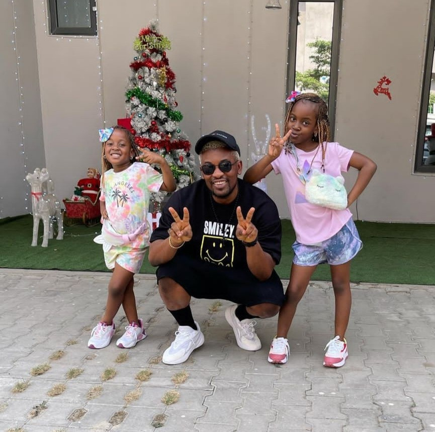 UnkleAyo's tweet image. No evidence of abuse was substantiated against Dotun. 

He&apos;s not a threat to the children. 

Dotun is alive. Dotun is their father but he can&apos;t see them. He hasn&apos;t seen them since 2021.

It might be &apos;another gist&apos; for you but please, speak up for Dotun.

#IStandWithDotun