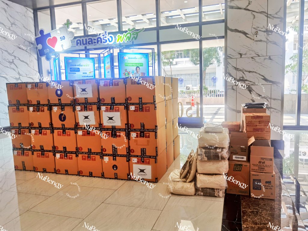 npblent's tweet image. 📰 FOFO! #ZeePruk envia roupas de sua marca #SuperSun para ajudar vítimas das inundações no sul da Tailândia!

O gesto emocionou profundamente os fãs, que elogiaram a sensibilidade e o compromisso do artista com ações de solidariedade. 🥹🤍

Cr. Imagem:  NuBengy