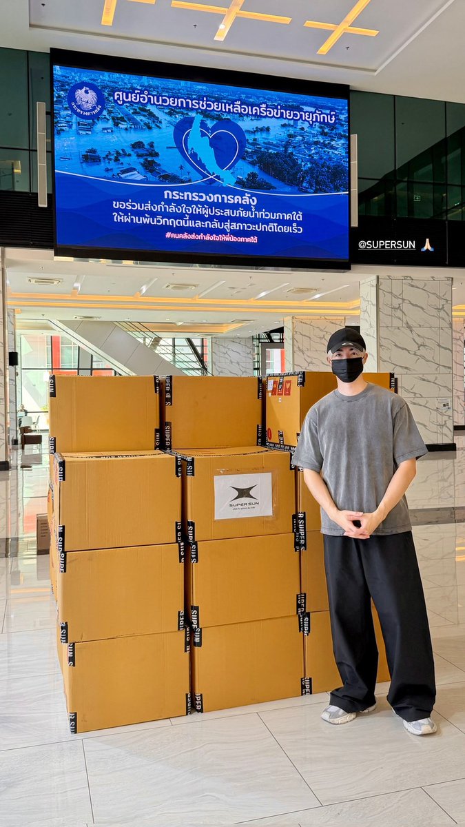 npblent's tweet image. 📰 FOFO! #ZeePruk envia roupas de sua marca #SuperSun para ajudar vítimas das inundações no sul da Tailândia!

O gesto emocionou profundamente os fãs, que elogiaram a sensibilidade e o compromisso do artista com ações de solidariedade. 🥹🤍

Cr. Imagem:  NuBengy