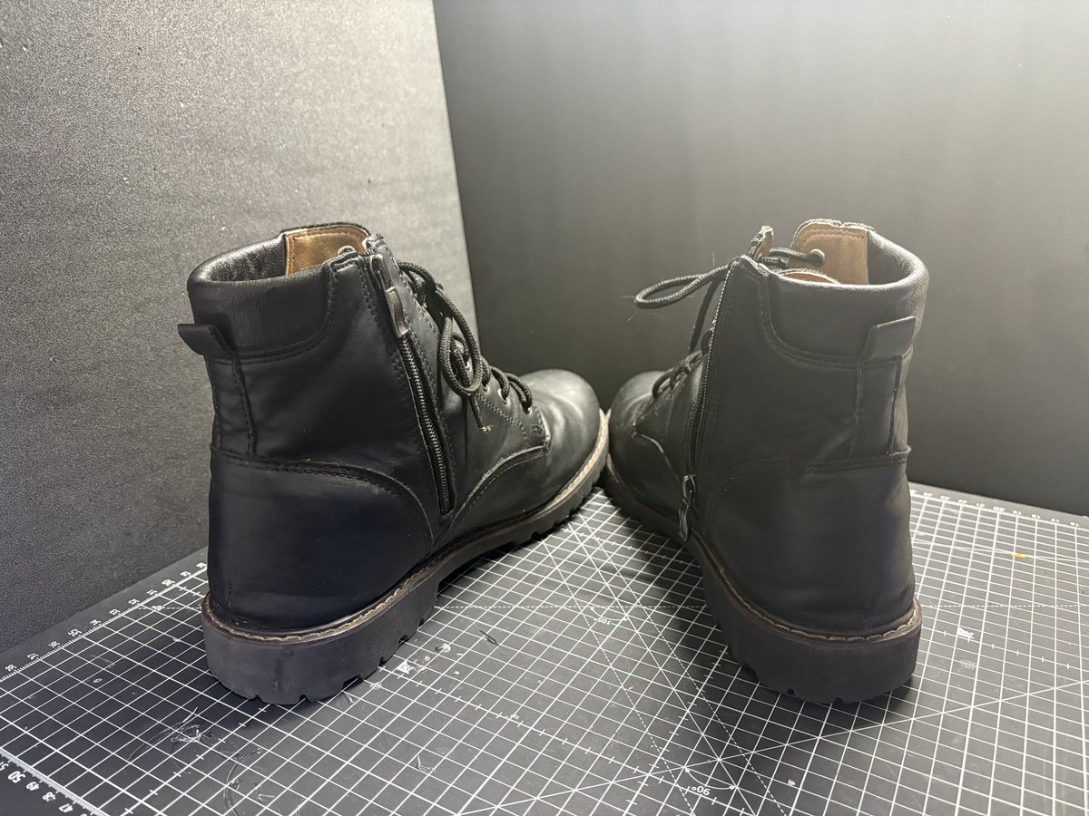 퍼슈트 신발커미션 
워커(거의새상품)로 샘플가 12만원에 진행될 예정입니다 
관심있으신분들은 DM해주세요