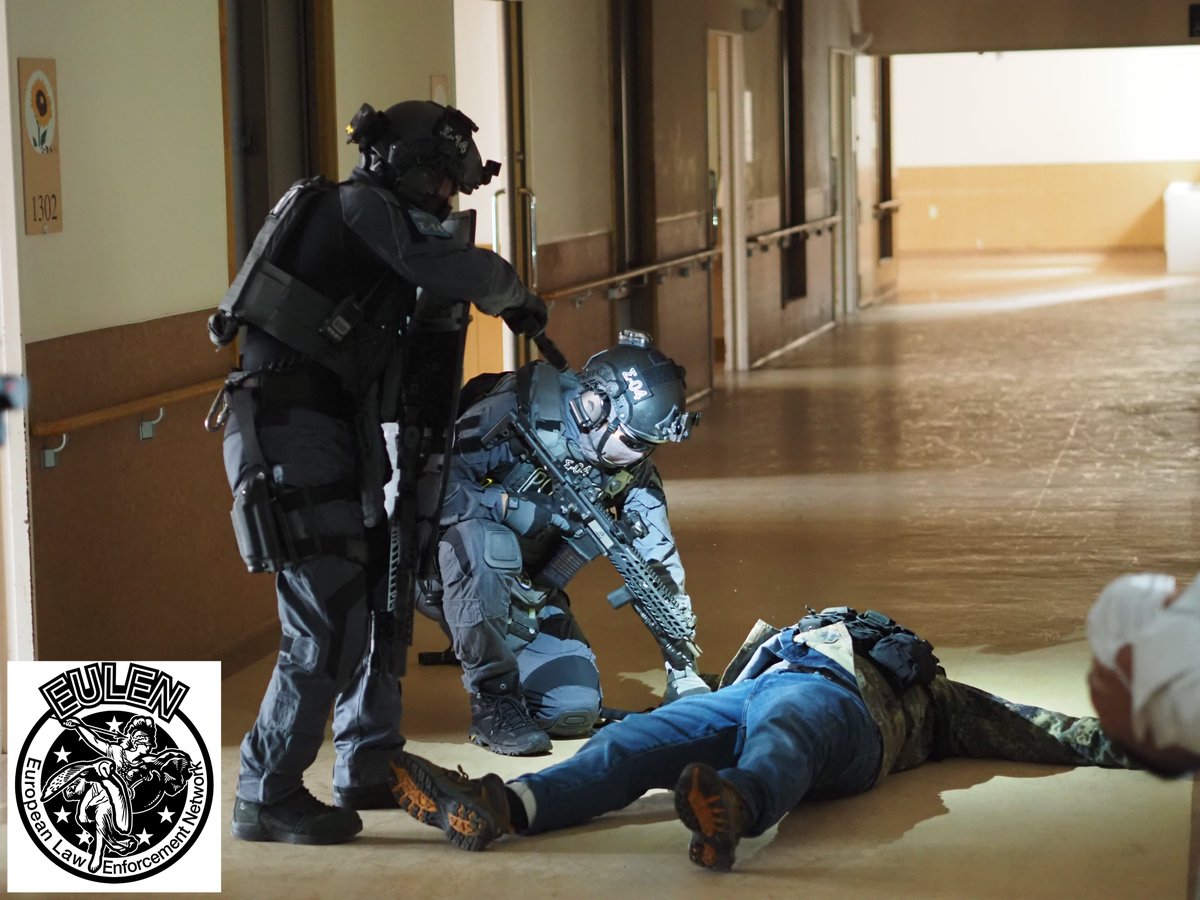 こちらは、もるがん(<a href="/morgan_rabi/">もるがん🌾💚</a>)さん扮する女医さんを人質に英国勢に立ち向かうも、ハンドガン向けた瞬間に撃たれるというシーン。
アクション映画に良くあるシーンでやりたかったシチュエーションなので大満足です☺️
#EULEN2025
photo by ハニトー(<a href="/honey10st/">ハニトー</a>)さん