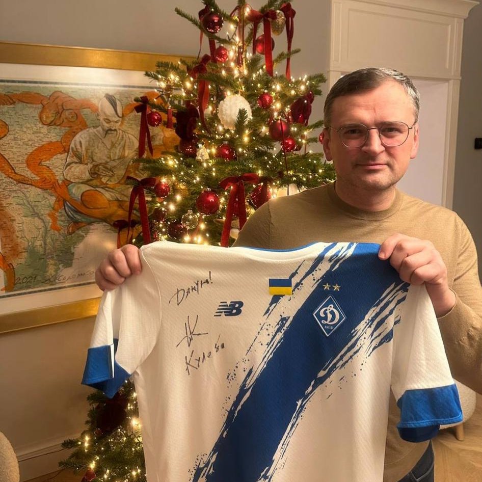Raffle Time! 🇺🇦🇩🇪♥️
Wir haben euch was richtig Besonderes besorgt: 
Ein Dynamo Kyiv Trikot unterschrieben vom ehemaligen Außenminister der Ukraine Dmytro Kuleba!

10 € = 1 Ticket
Deadline Donnerstag 20 Uhr!

Schreibt „Minister“ und euren Username in eure Spende und seid dabei!