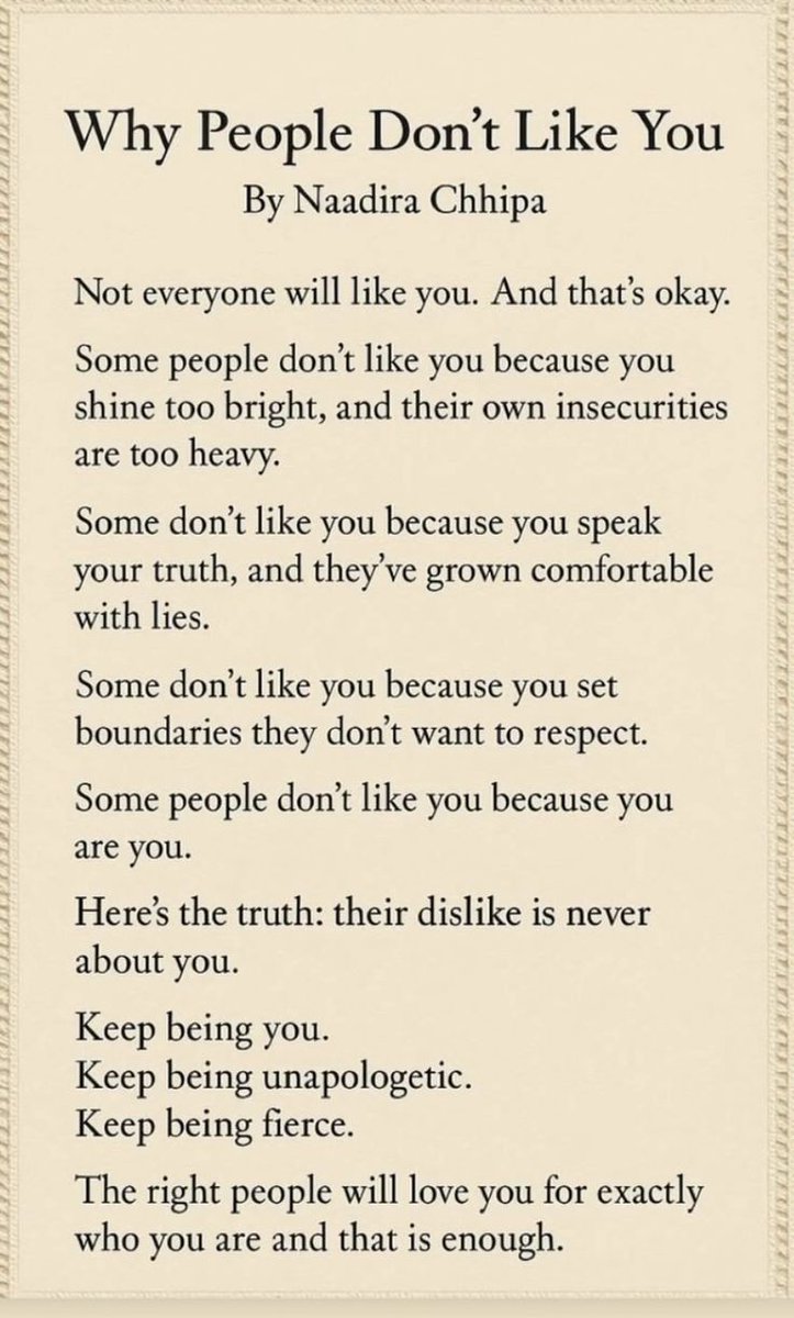لماذا لا يحبك الناس ؟
بقلم: ناديرا تشيبا

لن يحبك الجميع. وهذا جيد.

بعض الناس لا يحبونك لأنك شديد التألق، بينما تثقلهم عُقَدُهم الداخلية.

البعض لا يحبونك لأنك تقول الحقيقة، وقد اعتادوا على الأكاذيب.

البعض لا يحبونك لأنك تضع حدودًا لا يريدون احترامها.

بعض الناس لا يحبونك لأنك