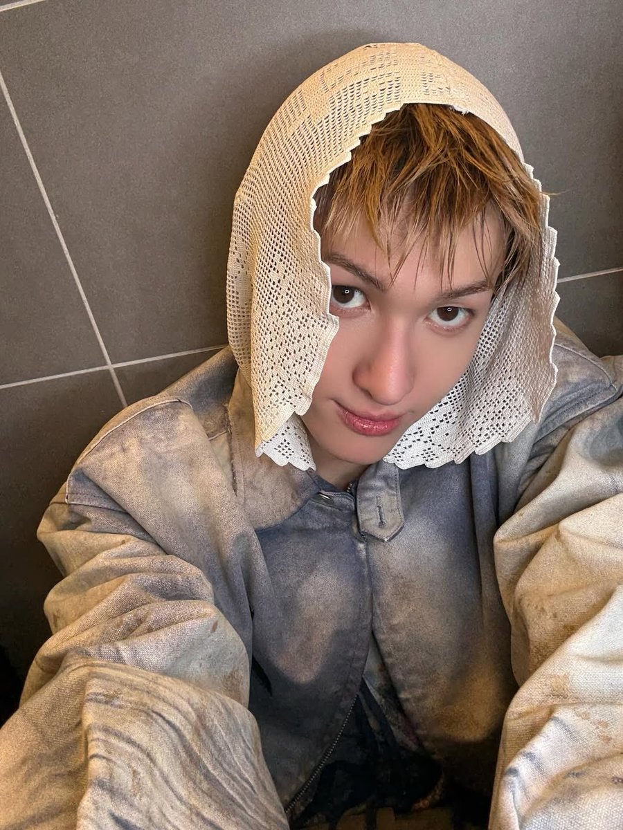 _MARTINism's tweet image. Gw masih ngakakin pict martin yg ini kek selca hijabers kepala miring😭😭😭