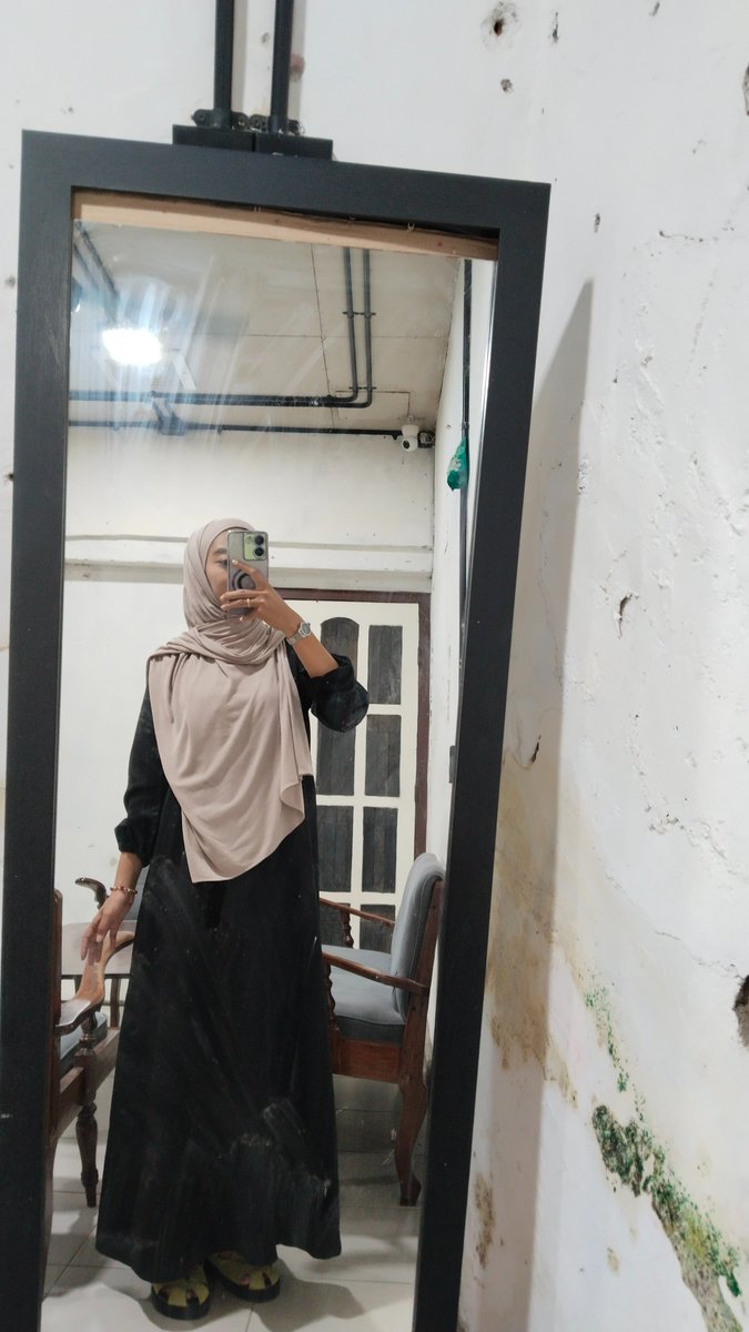 aina_fidda's tweet photo. Patah hati hari ini, ketika aku bilang gini ke siswaku, 
" Mas, sampean harus bisa membaca, bu guru sakit hati  kalo sampean nggabisa baca, jangan malas, besok bu guru kesini lagi. Sakit hati bu guru harus bisa sembuh 💔" https://t.co/l3egnf42Ye