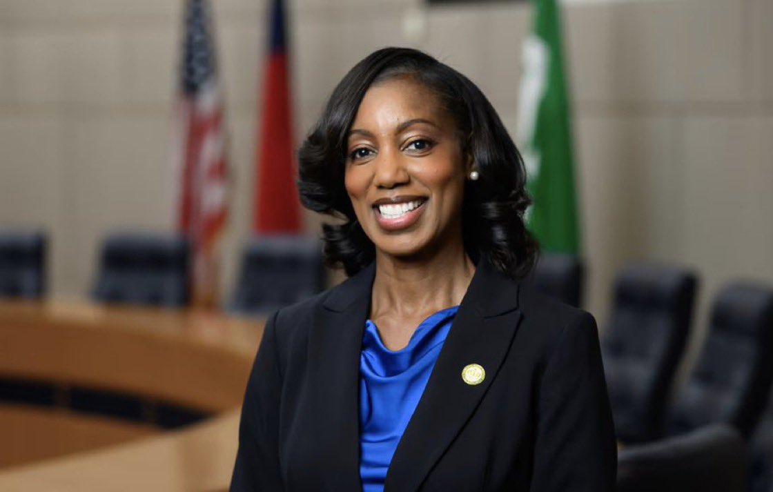 mattvanswol's tweet image. 🚨#BREAKING: Estella Patterson has officially taken over as Charlotte NC&apos;s first black female police chief.

During her tenure as police chief in Raleigh NC, violent crime climbed to a 30-year high and NEVER dropped back to the level it was before she took over.

She also pushed…