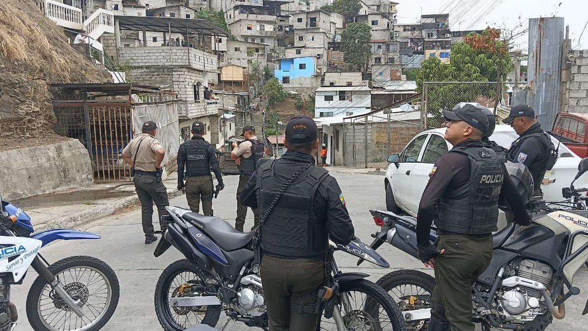 Manabiec's tweet image. #URGENTE || Ataque armado en Guayaquil, Producto de la intensa lluvia de balas con fusil el carro se volcó y murió el chofer, esto ocurrió en la Martha de Roldós, en la parte posterior de los terrenos de la UG.