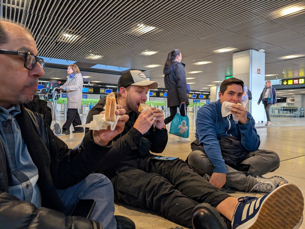 Los varados en el aeropuerto se están ayudando entre ellos. Los que tienen un poco más de recursos han comprado alimentos para compartir con los otros, aunque sea un sándwich, porque ya llevan todo el día allí esperando respuesta.