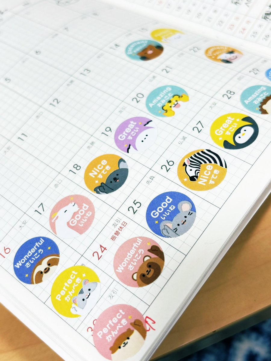 mamelong_ss's tweet image. 100均の手帳で原稿進捗管理してるんだけどついでに原稿やった日はカレンダーにシール貼るようにし始めたら心の中の幼女が喜んでてすごくいい