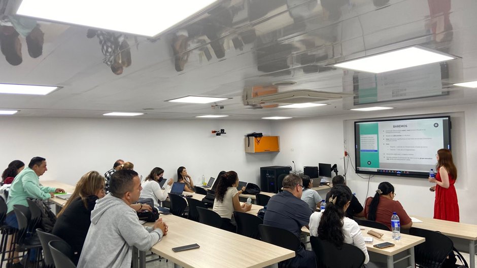 La UCEVA 🎓, con el apoyo de la Vicerrectoría Académica 🤝, lideró con éxito una capacitación especializada en pruebas psicométricas 🧠📊, dirigida a los docentes del programa de Psicología, Bienestar Universitario y el Centro de Escucha. Esta formación permitió fortalecer