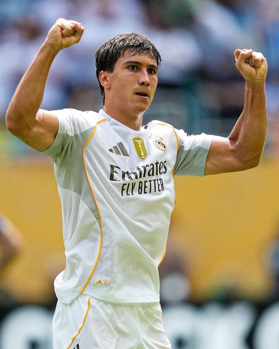 حل كل المشاكل دي بدون اي مبالغة هو المهاجم جونزالو جارسيا
مهاجم عنده القدرة انه يجمع كل قدرات الفريق ويبرز قوتها سواء بالصناعة او التسجيل او الضغط او خلق مساحات للاعيبة
الونسو لازم يستوعب انه هو الحل في اسرع وقت ممكن..
افضل اداء للفريق مع الونسو كانت بوجوده في الملعب.