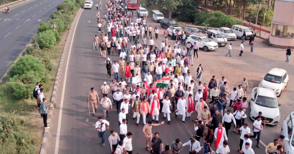 સરદાર પટેલની 150મી જન્મજયંતીના અવસર પર પ્રારંભ થયેલ કરમસદથી કેવડિયા સુધીની રાષ્ટ્રીય પદયાત્રાના છઠ્ઠા દિવસે નાયબ મુખ્યમંત્રી શ્રી હર્ષભાઈ સંઘવી, મંત્રી શ્રી અર્જુનભાઈ મોઢવાડિયા, શ્રી સ્વરૂપજી ઠાકોર તથા શ્રી ત્રિકમભાઈ છાંગા સહિતના મહાનુભાવો જોડાયા... 

આ અવસરે નાયબ