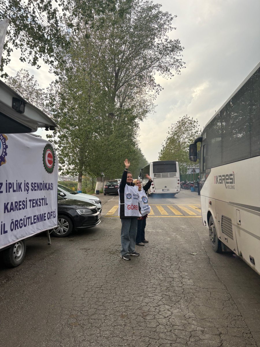tekstil_iscisi's tweet photo. Karesi Tekstil’de sendikal örgütlenmenin önüne geçmek amacıyla çalışan işçilere baskı yapılmasını engellemek ve sendikanın yetki için yeterli üye sayısına ulaşması hedefiyle Öz İplik-İş sendikası fabrika önünde mücadeleye devam ediyor. https://t.co/VCkYkBtAut